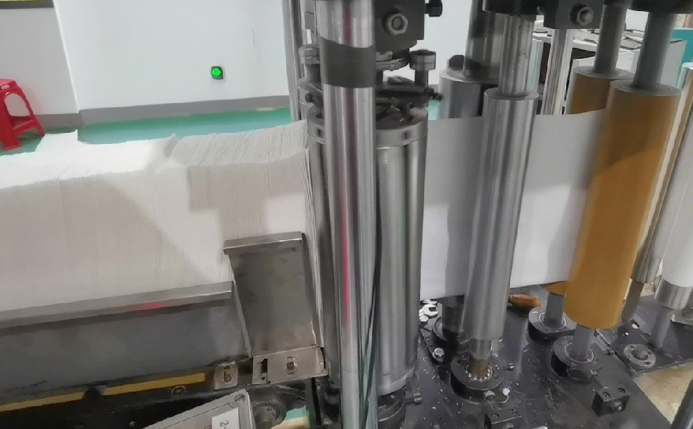 平面连点无纺布折叠机